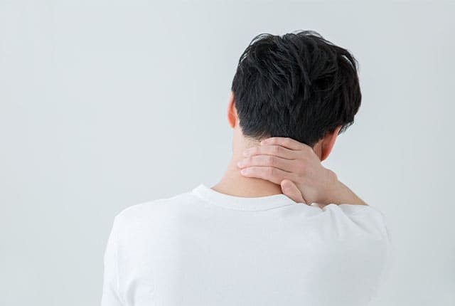首の痛み